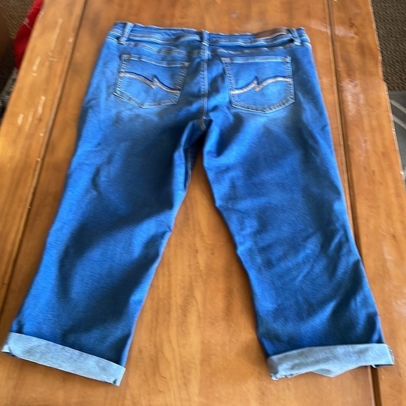 Royalty Distressed Capri Jeans Size: 12 - Picture 7 of 13